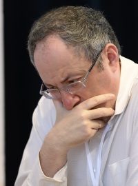Izraelec Boris Gelfand (vpravo) během šachového turnaje ve švýcarském Bielu v roce 2021