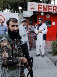 Vchod před nemocnicemi hlídají členové Tálibánu