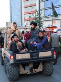 Tálibánci projíždějí ulicemi Kábulu (září 2021)