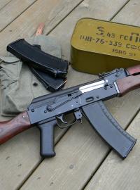 AK-47 se sovětským odznakem