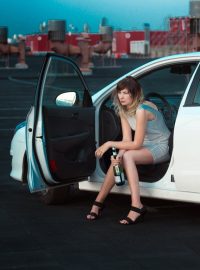 Žena v autě s alkoholem (ilustrační foto)