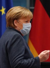 Angela Merkelová během pravidelného jednání vlády 16. prosince, od kdy v Německu platí přísný lockdown