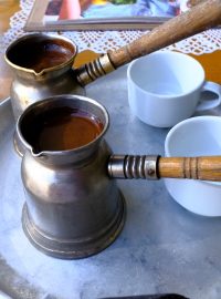 Arabská káva se připravuje v džezvě. V libanonské restauraci vás upozorní, že libanonská káva je opravdu silná.