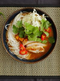Asijská polévka pikantních chutí zahřeje zvláště v zimních měsících