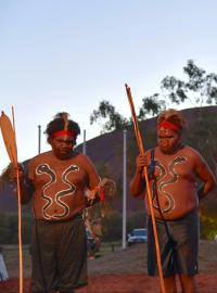 Lokální umělci tančí během otevíracího ceremoniálu summit v centrální Austrálii.