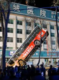 Hasiči vyprošťují autobus, pod kterým se v čínském městě Si-ning propadla silnice