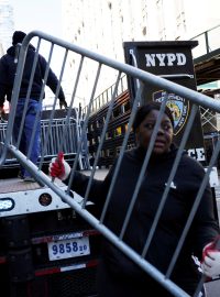 Poté co byl Donald Trump obviněn za nezákonné vyplacení peněz pornohvězdě Stormy Daniels, začaly se v New Yorku stavět barikády kolem trestního soudu v očekávání protestů