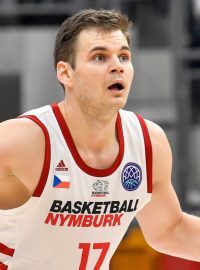 Basketbalista Jaromír Bohačík v dresu Nymburku v roce 2020