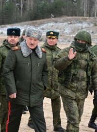 Alexandr Lukašenko na návštěvě ruských jednotek cvičících v Bělorusku