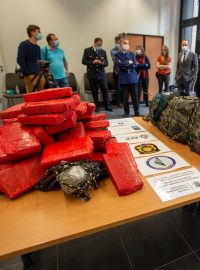 Odhalení kódovaných zpráv jen Belgii vedlo k zadržení celkem 500 podezřelých a zabavení několika desítek tun kokainu