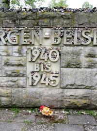Památník připomínající nacistický tábor Bergen-Belsen