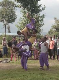 Akrobati ze Rwandy vystoupili na festivalu Letní Letná