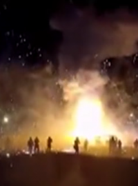 Exploze ohnivého balónu na festivalu v Myanmaru