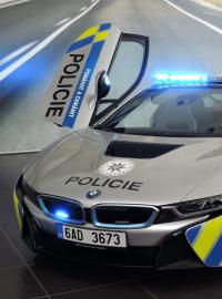 Vůz BMW i8 v policejních barvách.