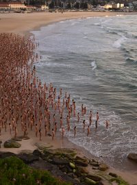 Nudisté na australské pláži Bondi Beach pózovali pro amerického fotografa Spencera Tunicka