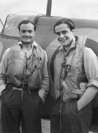 Brian Kingcome (vlevo a Geoffrey Wellum (vpravo) před letadlem Spitfire v roce 1941.
