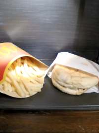 Záběr ze slow TV, která sleduje zkázu hamburgeru