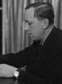Karel Čapek, předseda československé odnože PEN klubu v letech 1925 - 1935, u rozhlasového mikrofonu (1937)