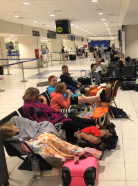 Čeští turisté tráví noc na letišti v Rhodosu