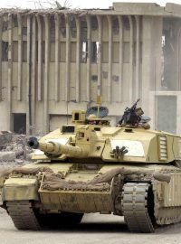 Tank typu Challenger 2 v iráckém městě Basra