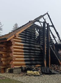 Požárem poškozená chata Na Srubu v Osvětimanech