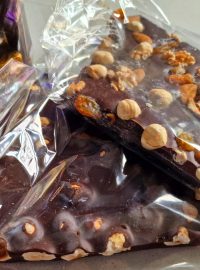 Čokoládové pláty s ořechy, rozinkami či proslazovaným zázvorem