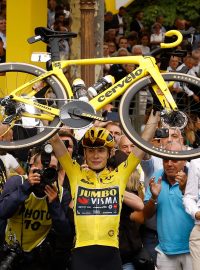 Dánský cyklista Jonas Vingegaard slaví obhajobu titulu v Tour de France