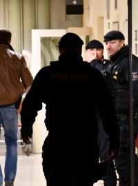 Jeden z pacientů v pražské nemocnici Královské Vinohrady postřelil v noci dva lidi, kteří s ním leželi na pokoji