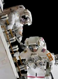 Američtí astronauti Anne McClainová a Nick Hague vyměňují baterie na plášti Mezinárodní vesmírné stanice