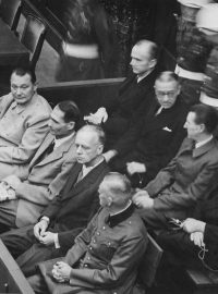 Představitelé nacistického Německa před Norimberským tribunálem. Dolní řada zleva: Hermann Göring, Rudolf Heß, Joachim von Ribbentrop, Wilhelm Keitel. Druhá řada zleva: Karl Dönitz, Erich Raeder, Baldur von Schirach, Fritz Sauckel