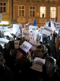Protestující požadující demisi vlády Andreje Babiše (ANO) zakončili pochod na Staroměstském náměstí, kde se konala krátká demonstrace