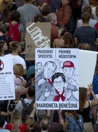 Na transparentech se objevila i ministryně spravedlnosti Benešová a prezident Miloš Zeman.