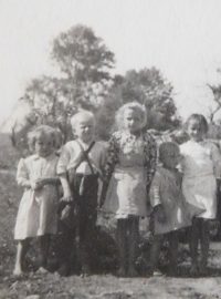 Děti v Údolí smrti u Dukelského průsmyku v roce 1946