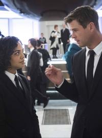 Tessa Thompsonová a Chris Hemsworth ve filmu Muži v černém: Globální hrozba