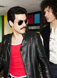Rami Malek a Gwilym Lee jako Freddie Mercury a Brian May ve snímku Bohemian Rhapsody
