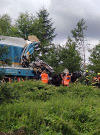 U obce Milavče mezi stanicemi Domažlice a Blížejov se srazily dva osobní vlaky.