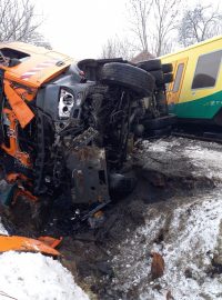 Zranění jsou řidič auta a jeden cestující z vlaku, záchranáři je převezli do nemocnice