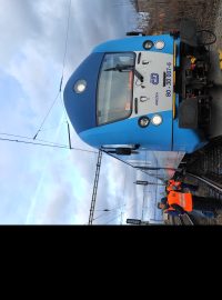 vlak jedoucí z Teplic do Litvínova projel návěstí a částečně vykolejil na výhybce