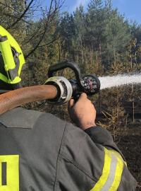 „Stovky metrů nataženého vodního vedení, velmi těžce přístupný terén, zásah do zítřka,“ uvádí hasiči na svém twitterovém profilu k požáru.