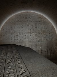 Pohled dovnitř sarkofágu, kde dříve spočívala Džehutiemhatova mumie na zobrazení bohyně Západu