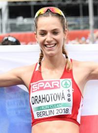 Anežka Drahotová s českou vlajkou v cíli stříbrného závodu