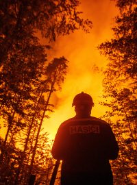 Noční záběry požáru v Hřensku