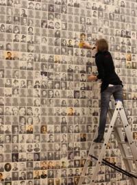 Zeď s fotografiemi deportovaných