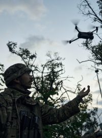 Ukrajinský voják s dronem (ilustrační foto)
