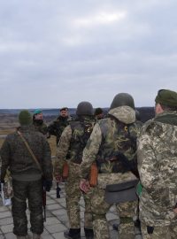Ukrajinští vojáci seřazeni při výcviku ve vojenském areálu Libavá