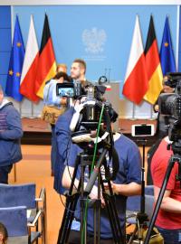 Média na polském Úřadu vlády při návštěvě německé kancléřky Angely Merkelové v únoru 2017 ve Varšavě (ilustrační foto)