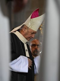 Smuteční bohoslužbu slouží arcibiskup Jan Graubner