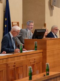 Předseda Senátu Miloš Vystrčil (ODS) zahajuje schůzi