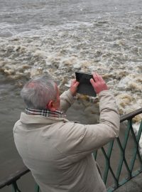 Lidé si fotí zvýšenou hladinu Vltavy v Praze