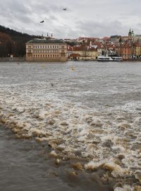 Průtok na Vltavě v Praze je vyšší